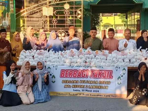 Keluarga Besar MTsN 2 Lamongan Bagikan Ratusan Takjil Pada Ramadhan 1445H